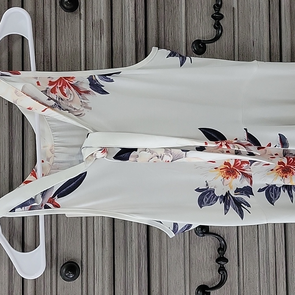Chic Floral Midi Halter Dress. New With Tags - Picture 4 of 6
